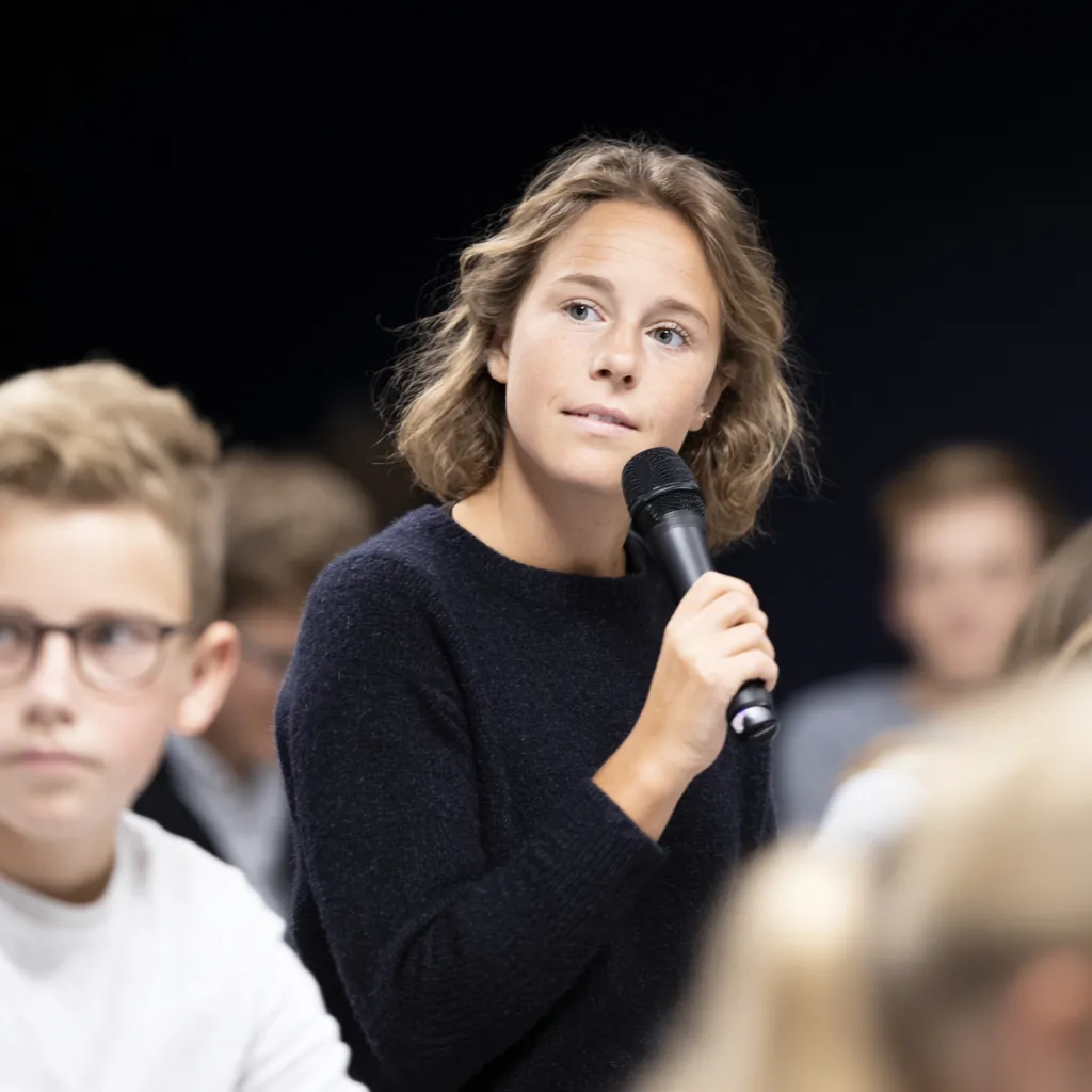 Jugendliche mit Mikrofon