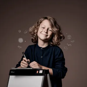 Kind kreativ beim Schreiben an einem Pult